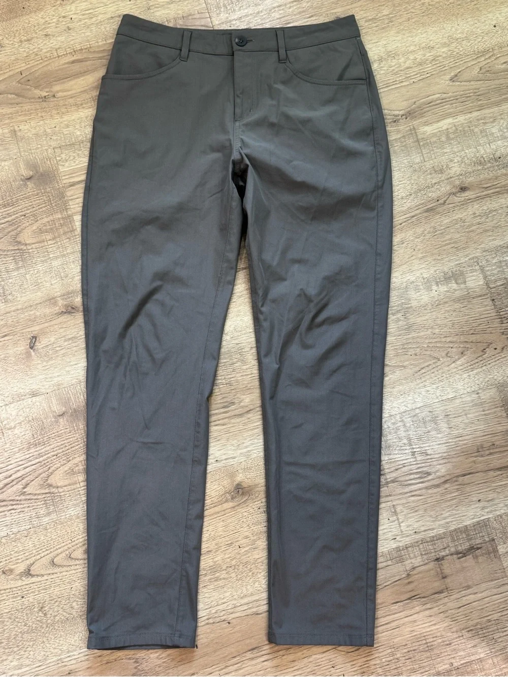 Vuori Men's Slim Chino Pants in Dark Gray